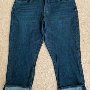 Levi’s mid rise capris. Size 16W.
